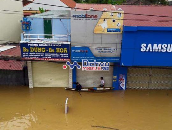 Tại một số nơi, điểm giao dịch của Mobifone bị ngập chưa thể hoạt động lại bình thường